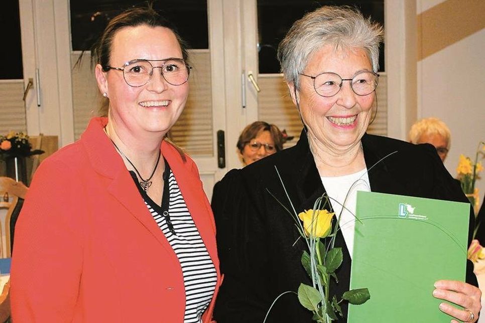 Angelika Murza wurde von der Vorsitzenden für ihr großes Engagement ausgezeichnet.