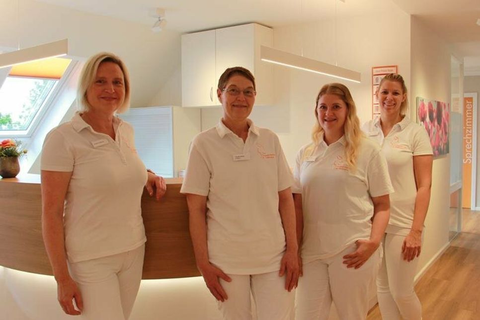 Dr. Britta Volkmann mit ihren medizinischen Fachangestellten Claudia Bruhn, Melanie Geest und Denise Schürmann (v. lks.).
