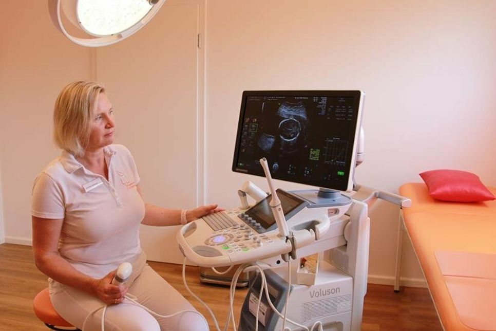 Dr. Britta Volkmann in ihrem mit modernster Ultraschalltechnik ausgestatteten Behandlungsraum.