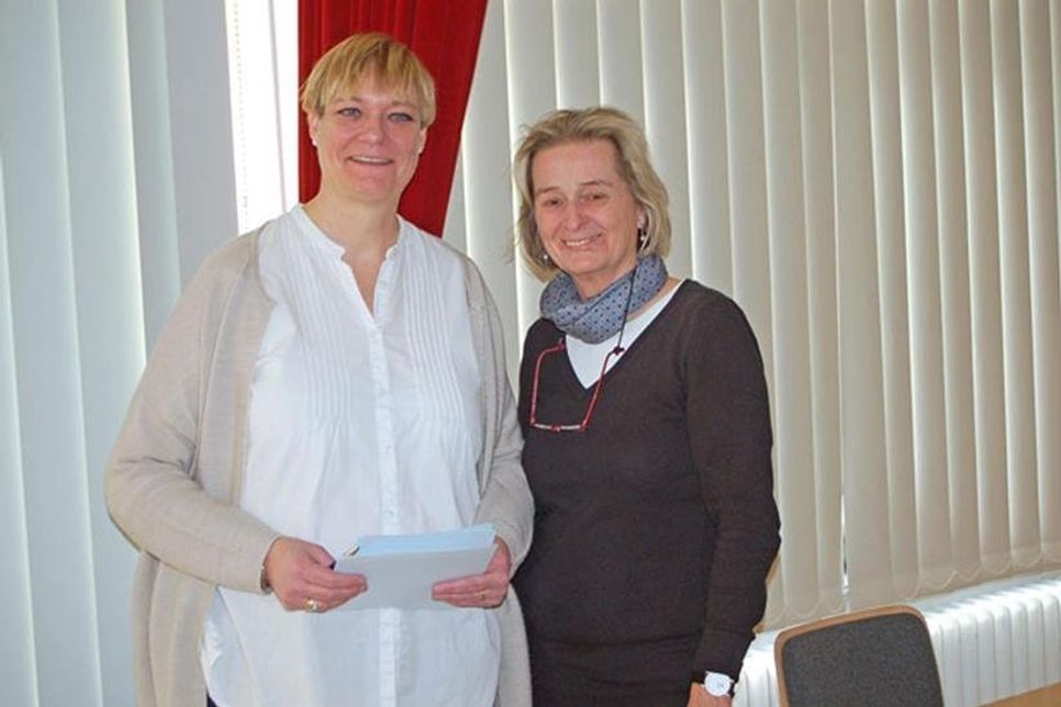 Bürgermeisterin Hildegard Mersmann (li) und ihre Stellvertreterin Claudia Zempel freuen sich über viel Besuch in der Schulaula.