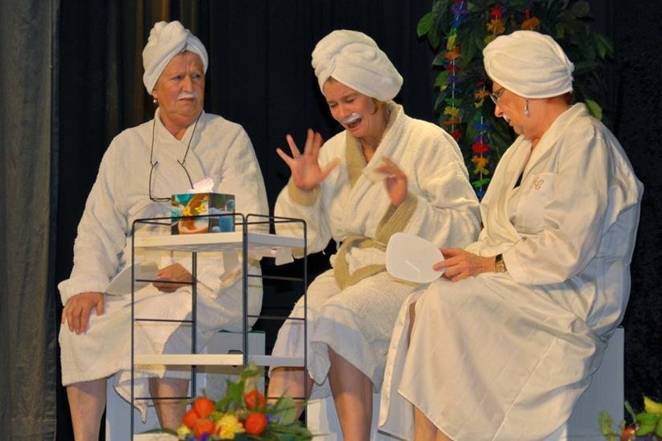 „Diele-Tanten“ wird aufgeführt zum  Internationalen  Tag  der  Frau  in  Kooperation  mit  der  Gleichstellungsbeauftragten der Stadt Neustadt. (Copyright Günter Heyne).