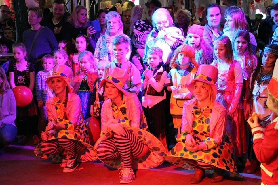 Gespannt verfolgten die kleinen Narren die Aufführungen der Kindergarden.
