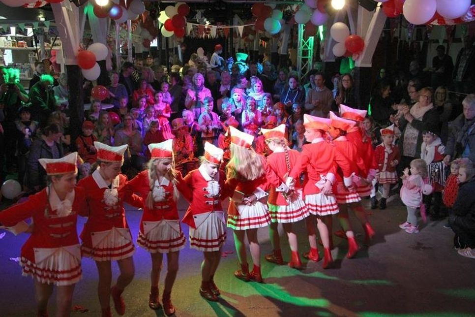 Die mittlere Garde bei ihrem Auftritt zum Kinderkarneval.