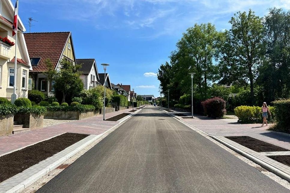 Die Straße Am Heisterbusch kurz nach der Fertigstellung der Sanierungsmaßnahme im Juli 2023 erstrahlt in neuem Glanz.