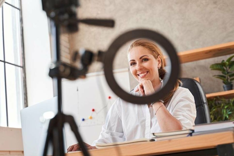 Ein neutraler Hintergrund, ausreichend Licht und die richtige Kleidung sorgen für Erfolg bei der online Bewerbung. (Adobe Stock: #367400707)