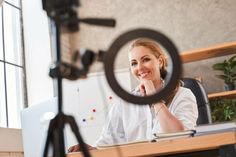 Ein neutraler Hintergrund, ausreichend Licht und die richtige Kleidung sorgen für Erfolg bei der online Bewerbung. (Adobe Stock: #367400707)