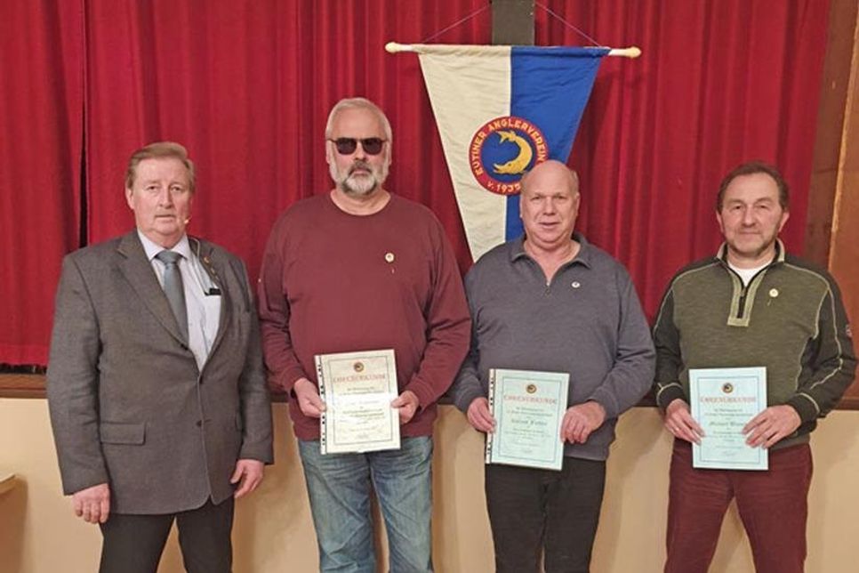 Der 1. Vorsitzende Norbert Riege ehrte Fritz Schunke, Roland Fiedler und Michael Blunck (v.li.).