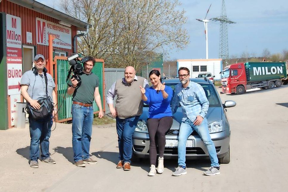 Inhaber Sönke Milon (Mitte) mit Autoexpertin Lina van de Mars mit Team.