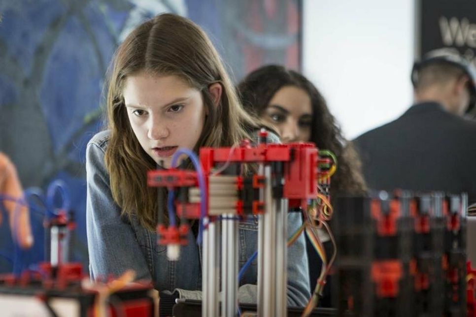 Der Girls‘Day findet für Mädchen unter anderem in der IT, im Handwerk, in den Naturwissenschaften oder im Bereich Technik statt. (Foto: Marc Beckmann)