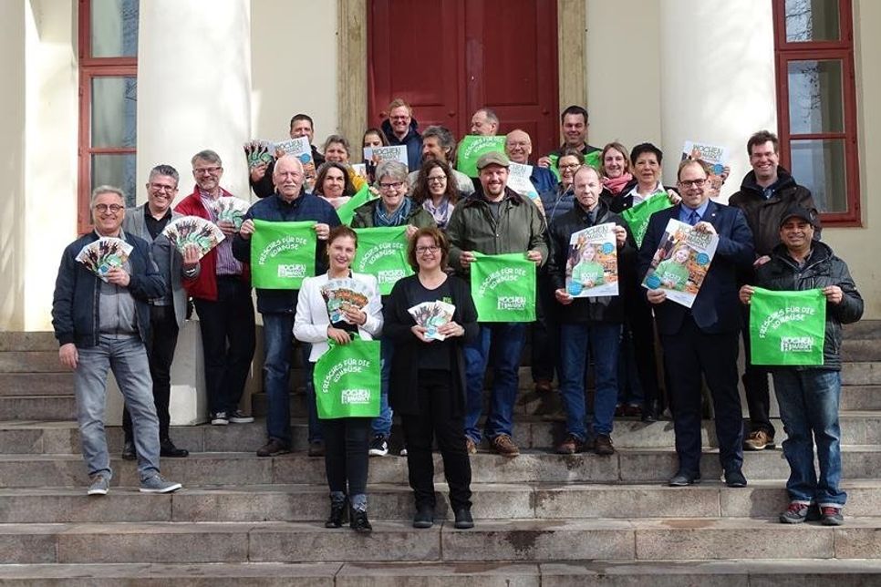 Der neue Wochenmarkt-Flyer wirbt mit dem Slogan „Frisches für die heimische Kombüse“  und macht Lust auf einen Besuch des Wochenmarktes.