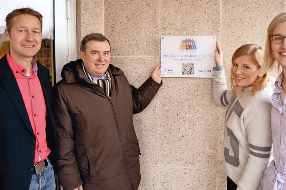 Schulleiter Torsten Hardt (v.l.), Gerd Schuberth, Bürgermeister der Stadt Bad Schwartau (Schulträger), präsentieren mit den beiden Lehrerinnen Annika Nickel und Stephanie Thieß das neue „Aushängeschild“ der ESG.