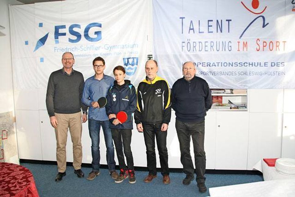 Freuen sich über die vereinbarte Kooperation: Der stellvertretende Schulleiter Jürgen Wolff, Fabian und Benjamin Lange, FSG-Lehrer Uwe Fentsahm und TTVSH-Präsident Hans-Jürgen Gärtner.