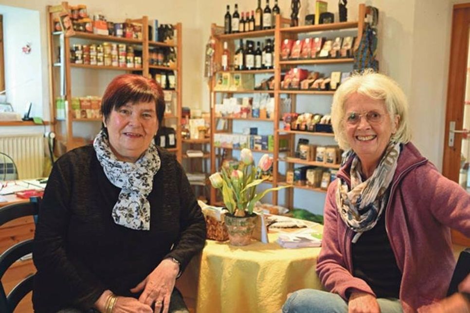 Die Vertreterinnen des Weltladen-Teams Gudrun Haeger und Erika Fölsch werben um neue Mitglieder. Gesucht werden Engagierte, die für das Ehrenamt etwas Zeit übrig und ein Herz für den guten Zweck des Tansania-Projekts haben.