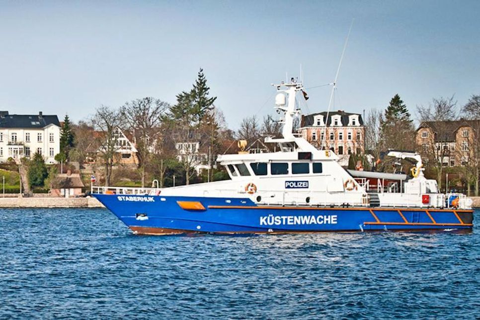 Ein sogenanntes Hochgeschwindigkeitsfestrumpfschlauchboot war voller Wasser gelaufen.