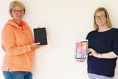 Melanie Müller (links), Leiterin der Kindertagesstätten „Am Papenmoor“ und „Langenfelde“ und Nadine Müller von „Frühe Hilfen“ der Lebenshilfe Ostholstein mit den Tabletts, die durch eine Spende angeschafft werden konnten.