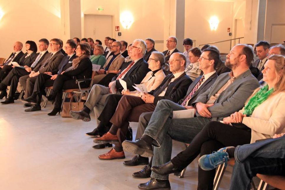 Viele Wegbegleiter sind der Einladung der Jakob-Lienau-Schule gefolgt und verabschiedeten Jörg Schmidt aus dem Schuldienst.
