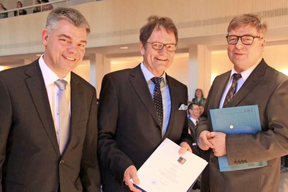 Die Ostholsteiner Schulräte Thomas Panten (lks.) und Manfred Meyer (re.) entließen Jörg Schmidt in den Ruhestand.