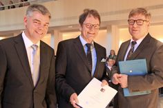 Die Ostholsteiner Schulräte Thomas Panten (lks.) und Manfred Meyer (re.) entließen Jörg Schmidt in den Ruhestand.