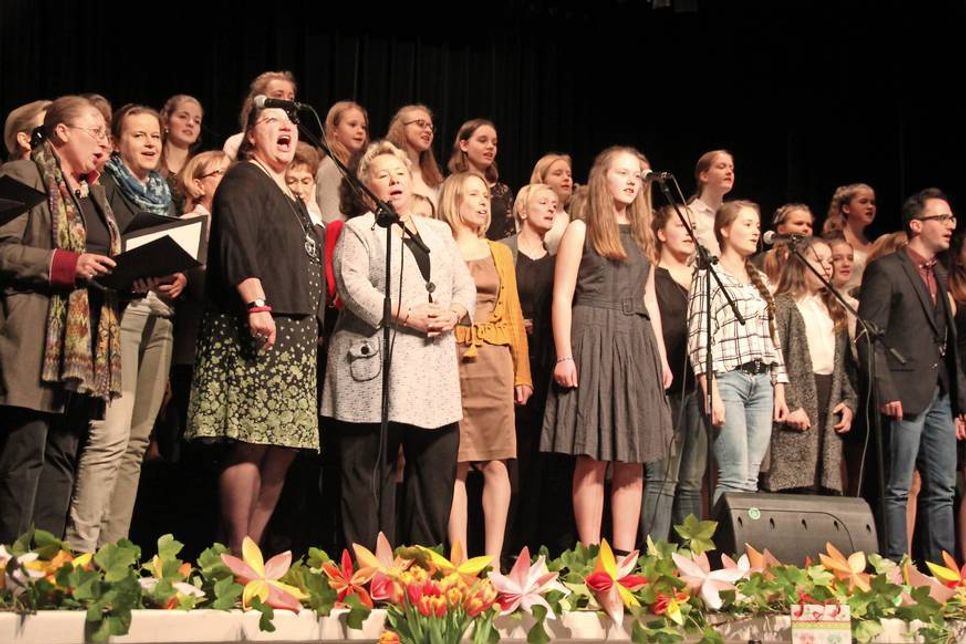 Der Chor, die Lehrerband und Kollegen sangen mit „You raise me up“ ein Loblied auf ihren Rektor.