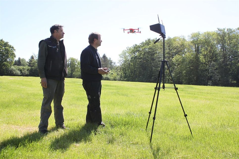 Martin (lks.) und Johann de la Motte zeigen, wie der Drohneneinsatz funktioniert.
