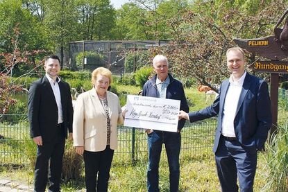 Steffen Braun (Volksbank Eutin, v.li.), Gisela Steinhardt (Vorsitzende Förderverein Vogelpark Niendorf), Klaus Langfeldt (Betreiber Vogelpark Niendorf) und Patrick Gütschow (Vorstand VB Eutin) bei der Spendenübergabe.