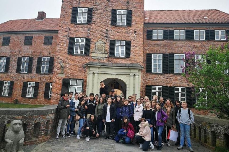 Schüler und Lehrer besuchen das Eutiner Schloss.
