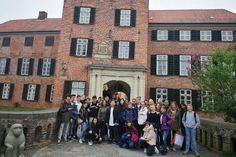 Schüler und Lehrer besuchen das Eutiner Schloss.