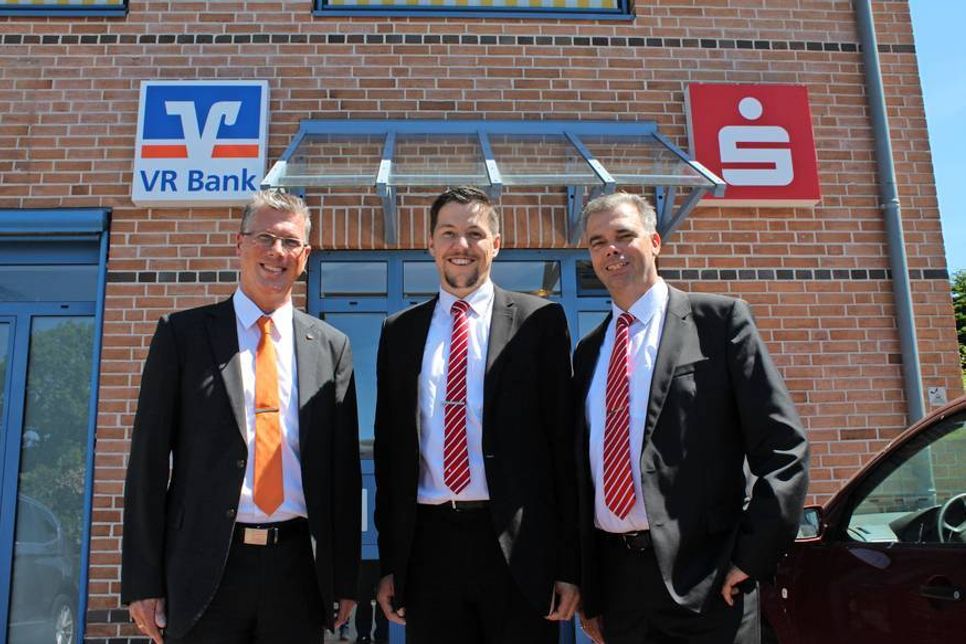 Ulf Braune (VR Bank), Marcus Path und Joachim Koop (beide Sparkasse) vor der neuen SB-Filiale in Grube.
