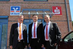 Ulf Braune (VR Bank), Marcus Path und Joachim Koop (beide Sparkasse) vor der neuen SB-Filiale in Grube.