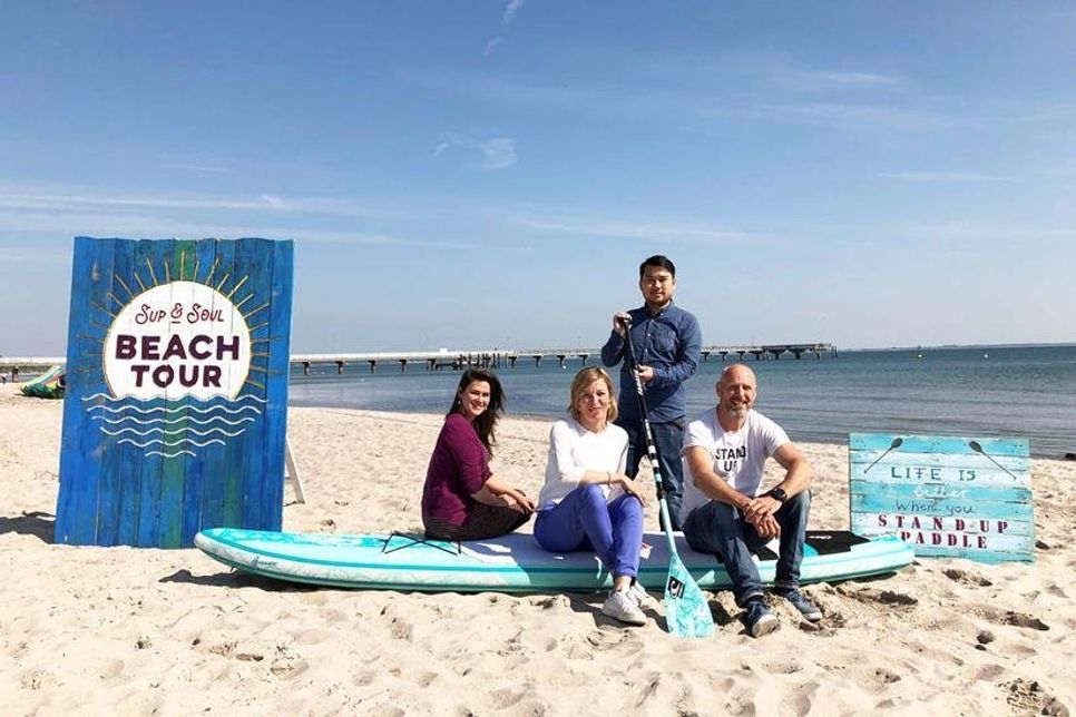 Thuan Nguyen -Tourismus-Service Grömitz- (hinten), Tabea Braun -Tourismus-Agentur Lübecker Bucht-, Christine Knebelkamp -Timmendorfer Strand Niendorf Tourismus GmbH-, Dirk Herpel -SUP Experte- (vorne v. lks.).