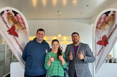 Stephan Perner, Lenia Lemke und Sebastian Mohr (v. lks.) mit den Beachflags.