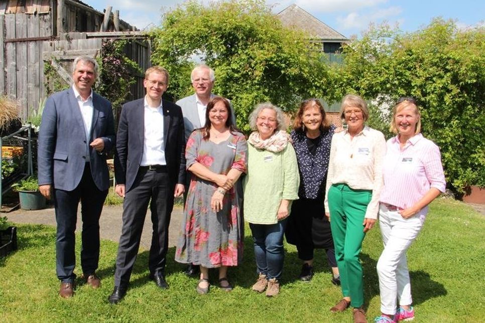 Dr. Martin Nickol vom Botanischen Garten Kiel, Ministerpräsident Daniel Günther, Ostholsteins Landrat Reinhard Sager und das Organisationsteam der Aktion „Offener“ Garten Ljiljana Ehler, Svenja Schwedtke, Fenna Graf, Maike Heinatz und Melitta Kolberg (v. lks.)