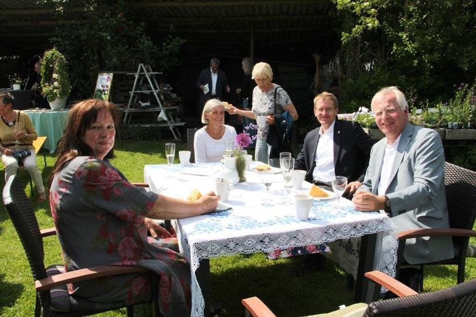 Gemütlicher Klönschnack mit Ministerpräsident und Landrat bei Kaffee und Kuchen.