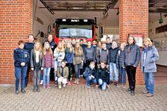 Die Niendorfer Konfirmanden besuchten mit Pastor Johannes Höpfner (2.v.re.) und Diakonin Doris Stobbe (re.) die Freiwillige Feuerwehr Niendorf. Dort wurden sie von Sabine Maaß (li.), Niendorfs Vize-Wehrführer Sascha Klink (2.v.li.) und Tom Freitag, Wehrführer der Feuerwehr Warnsdorf-Häven, empfangen.