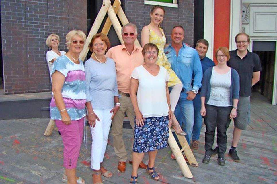 Der Förderverein ermöglichte die Anschaffung von Mikroport, mit denen die Sängerinnen und Sänger in „My fair lady“ tadellos zu hören sein werden.