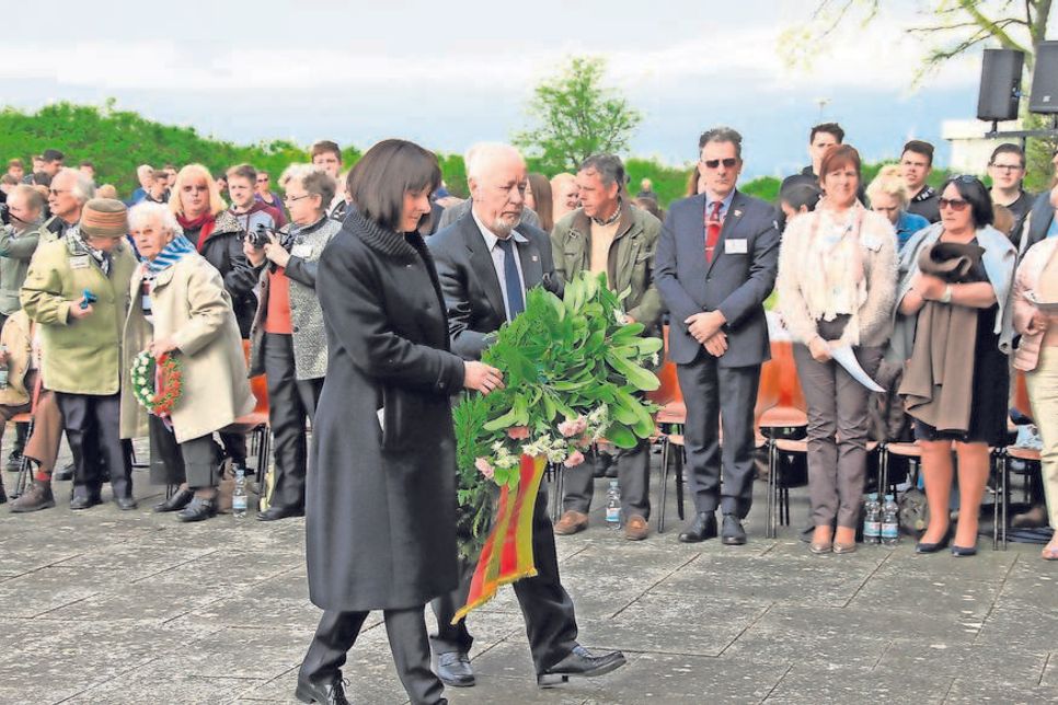 Bürgermeisterin Dr. Tordis Batscheider und Bürgervorstehen Sönke Sela bei der Kranzniederlegung.