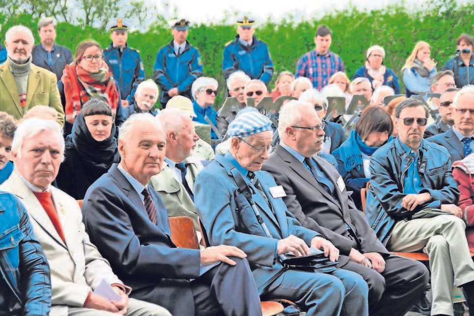 Auf dem Ehrenfriedhof fanden sich viele Betroffene und Interessierte ein, um gemeinsam dem 3. Mai 1945 zu gedenken.