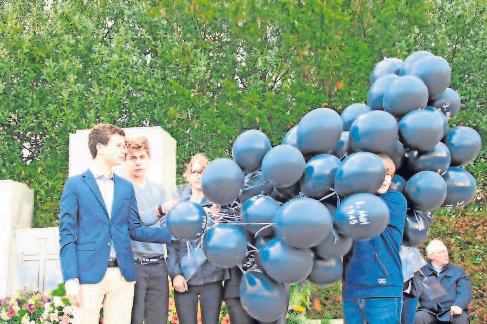 Die Schüler des Küstengymnasiums ließen 71 Luftballons in die Lüfte steigen.
