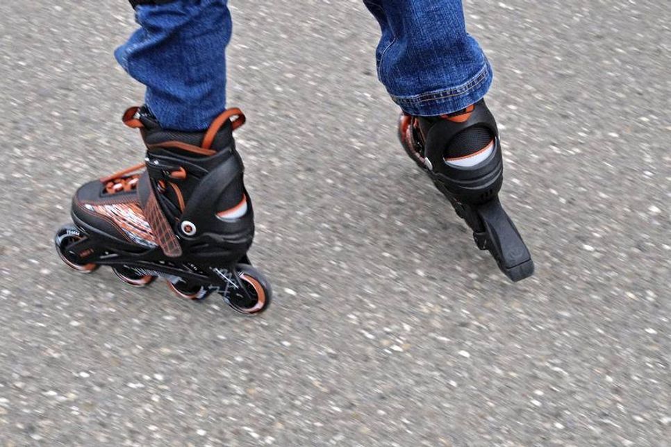 Der 57-Jährige war mit seinen Inlineskates unterwegs und wurde auf dem Weg um den Binnensee auf der Seebrückenpromenade angehalten und geschlagen. (Foto: Pixabay)