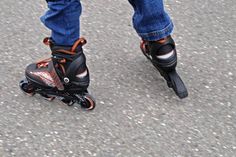 Der 57-Jährige war mit seinen Inlineskates unterwegs und wurde auf dem Weg um den Binnensee auf der Seebrückenpromenade angehalten und geschlagen. (Foto: Pixabay)