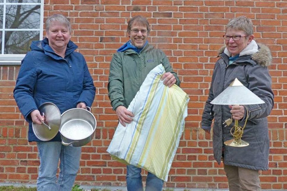 Kopfkissen, Töpfe und Lampen sind schon da, die Wohnung dazu fehlt noch: Thea Daubitz, Per Köster und Irene Timmermann-Trosiener suchen eine WG-fähige Wohnung in Eutin.