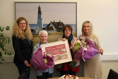 Ulrike Baumann (re.) und Maitreya Gipser (lks.) bedanken sich bei der Plöner Herzkissen Gruppe um Karin Grabenstein und Karin Struve.