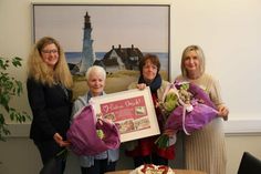 Ulrike Baumann (re.) und Maitreya Gipser (lks.) bedanken sich bei der Plöner Herzkissen Gruppe um Karin Grabenstein und Karin Struve.