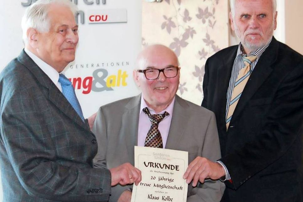 Landesvorsitzender Wolfgang Börnsen und Ortsvorsitzender Gernot Eckert überreichten dem langjährigen Mitglied Klaus Kolbe eine Urkunde als Anerkennung (v. re.).
