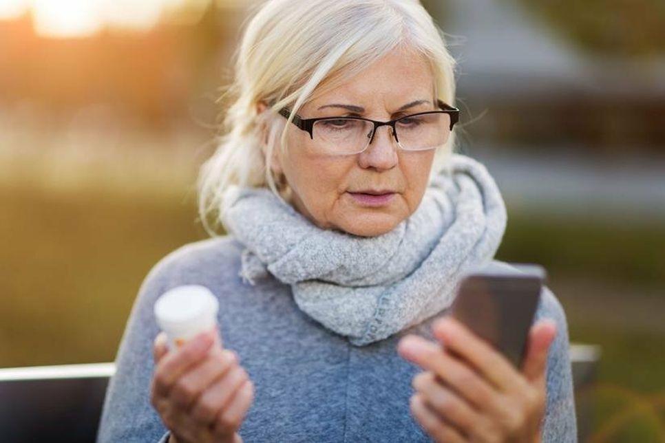 Immer dabei: Die ePA ist über eine App jederzeit erreichbar, zum Beispiel um den aktuellen Medikationsplan zu prüfen. Foto: djd/IKK classic/Getty Images/PIKSEL