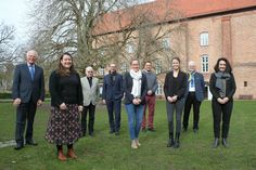 Landrat Reinhard Sager, Katrin Maibaum, wissenschaftliche Mitarbeiterin, Jörg Schumacher, Sparkassen-Kulturstiftung Ostholstein, Guido Wendt, Kaufmännischer Vorstand Stiftung Schleswig-Holstein-Landesmuseen, Dr. Julia Hümme, Leiterin des Ostholstein-Museums, Mark Burmeister, Bürgermeister Grömitz, Jacqueline Schumacher, Tourismus Service Grömitz, Heinz Bäker, Bürgervorsteher Grömitz, Anja Sierks-Pfaff, Geschäftsführerin der Kulturstiftung Ostholstein (v. lks.).