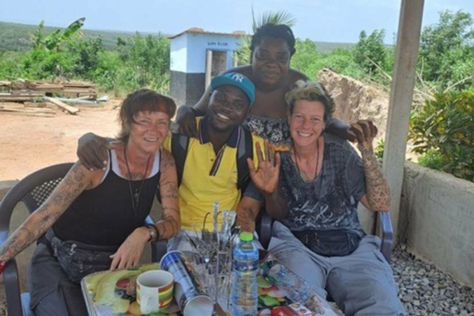 Zu Seth Barnes und seiner Frau Naomi, die das Waisenhaus mit Schule gegründet haben, ist eine Freundschaft gewachsen.