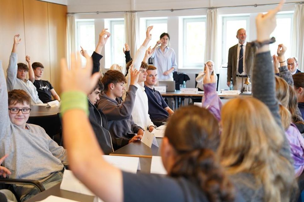 Die Schülerinnen und Schüler stimmten über ihre Punkte im Sitzungssaal des Rathauses ab. Bürgervorsteher Heinrich Holtfester leitete die Sitzung und zählte zusammen mit den drei Vertreterinnen des Vereins „Politik zum Anfassen“ die Stimmen.