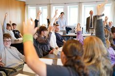 Die Schülerinnen und Schüler stimmten über ihre Punkte im Sitzungssaal des Rathauses ab. Bürgervorsteher Heinrich Holtfester leitete die Sitzung und zählte zusammen mit den drei Vertreterinnen des Vereins „Politik zum Anfassen“ die Stimmen.