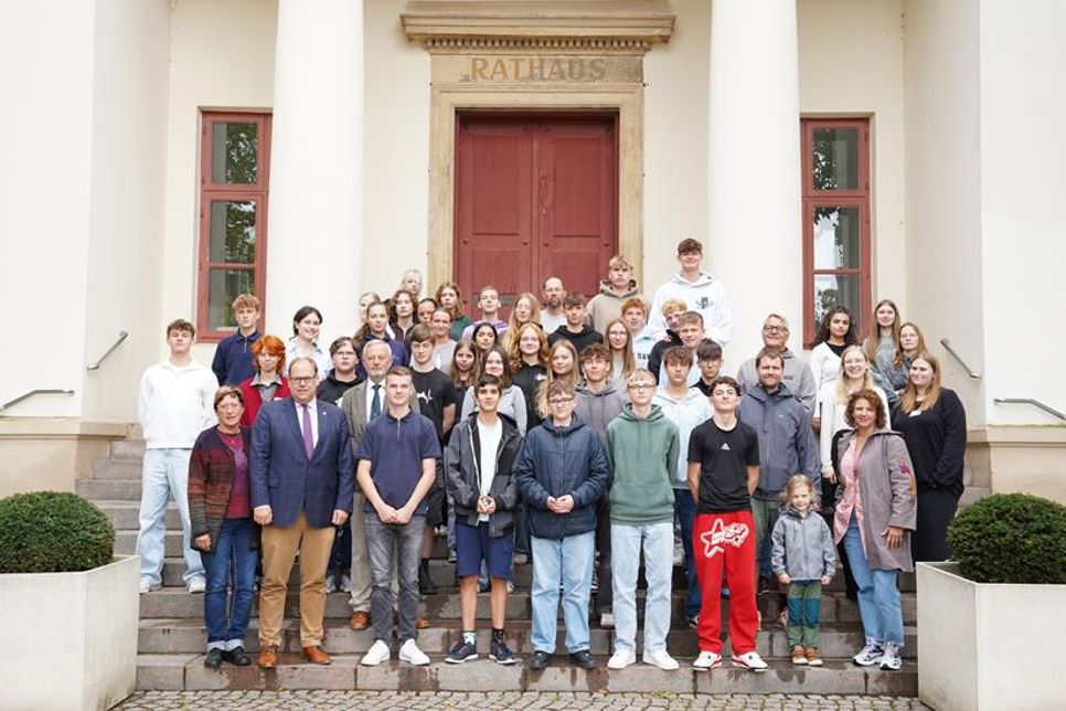 Die Schülerinnen und Schüler besuchten das Rathaus und hielten dort ihre Stadtverordnetenversammlung ab.